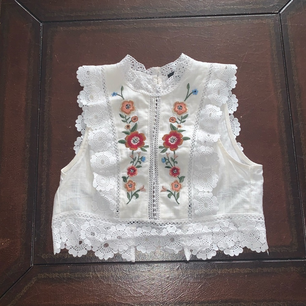 ❣️3/25❣️ Embroidered crop top.